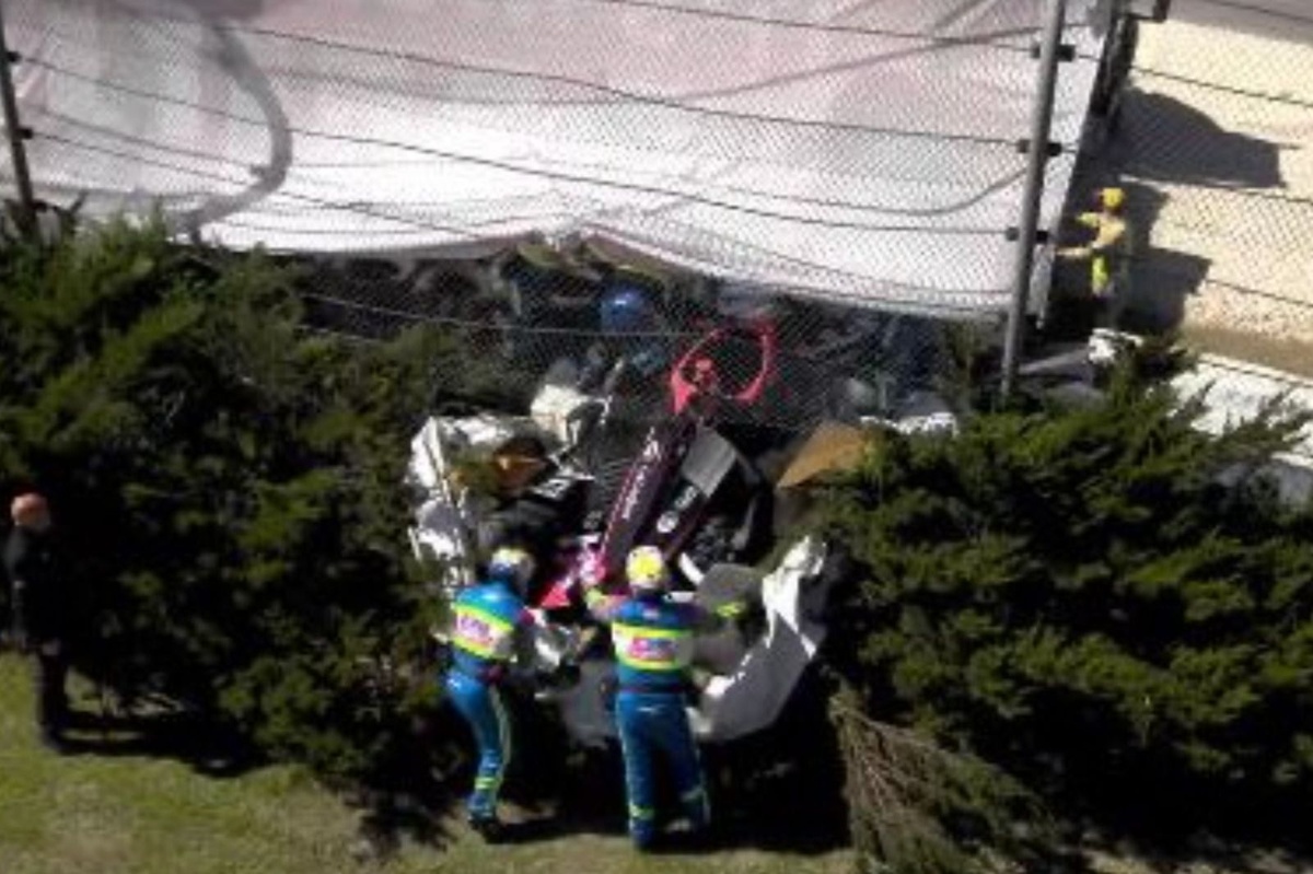 Вражаючий інцидент: Скотт МакЛафлін прориває огорожу під час лякаючої аварії в IndyCar