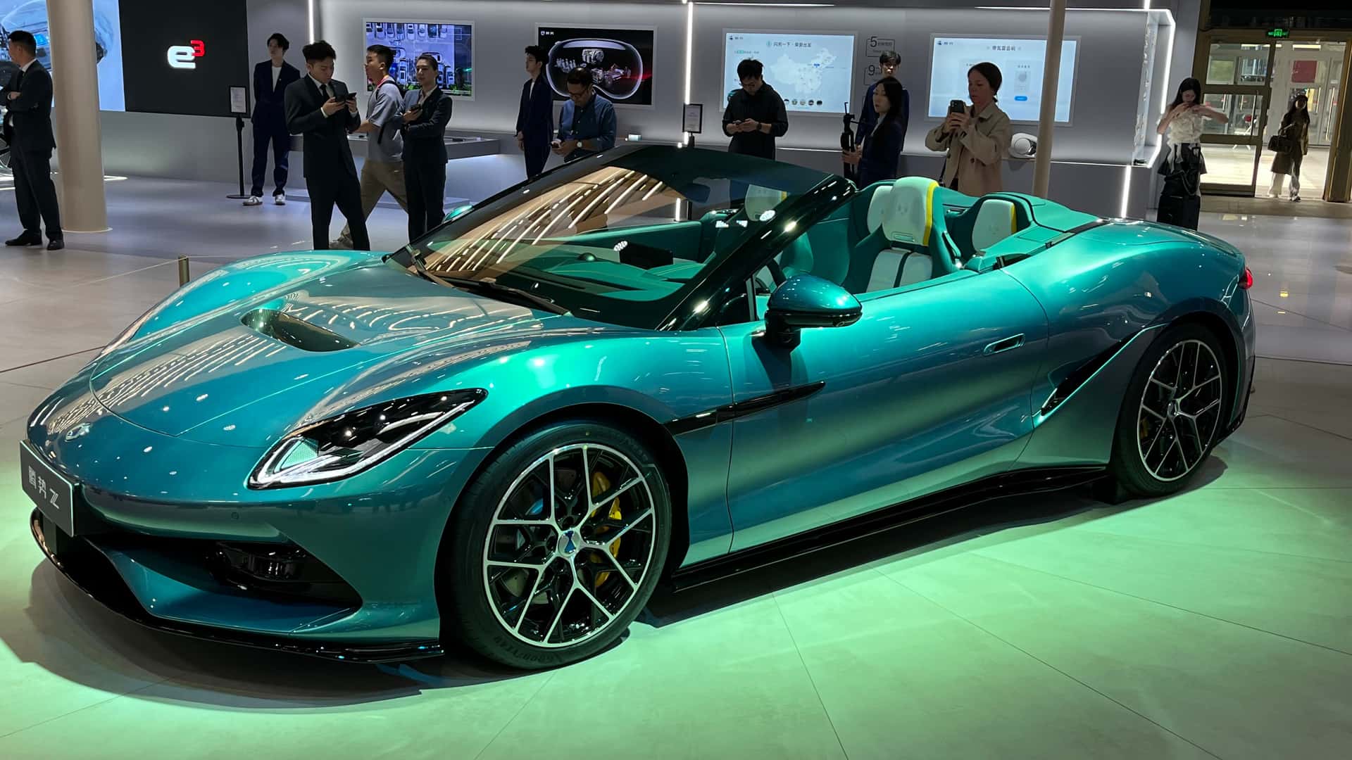 Електричний родстер Denza Z від BYD з потужністю 1000 к.с., який Tesla не будує