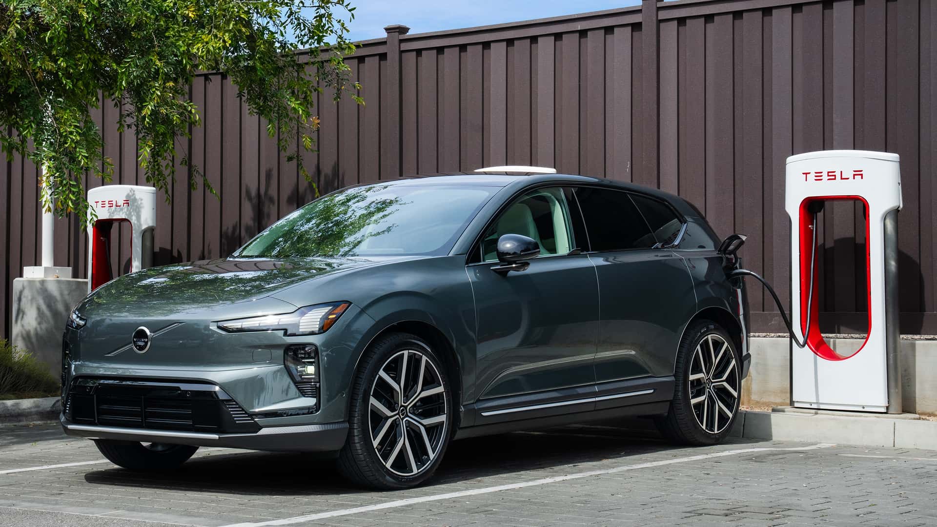 Зарядка Volvo EV на Tesla Supercharger в Європі стане простішою