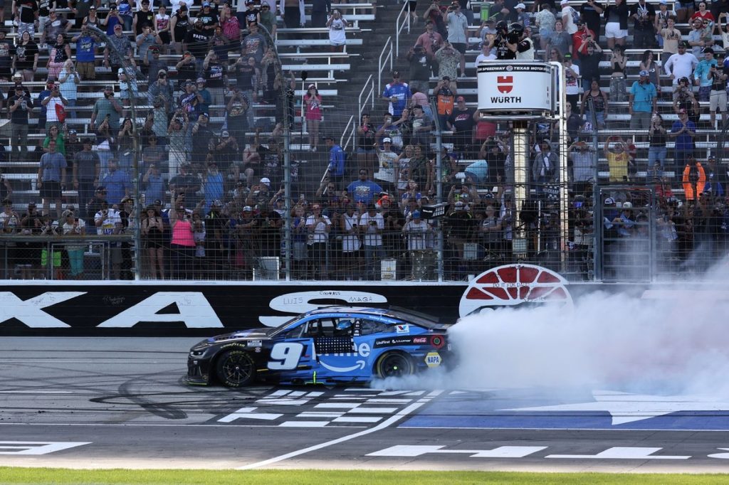 Чейз Еліот виграє гонку NASCAR Cup в Техасі, випередивши Денні Хемліна