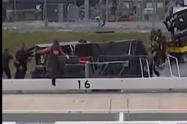 Член команди NASCAR Cup захищає журналіста від runaway pit cart у страшному інциденті