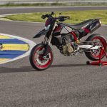 Ducati Hypermotard 698 доступний в чорному кольорі