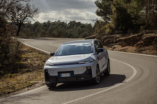 Leapmotor B10 Hybrid EV Об’єднує Два Світла