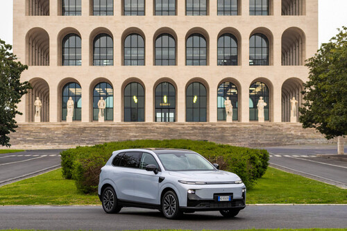 Leapmotor B10 Hybrid EV Тепер Доступний для Замовлення