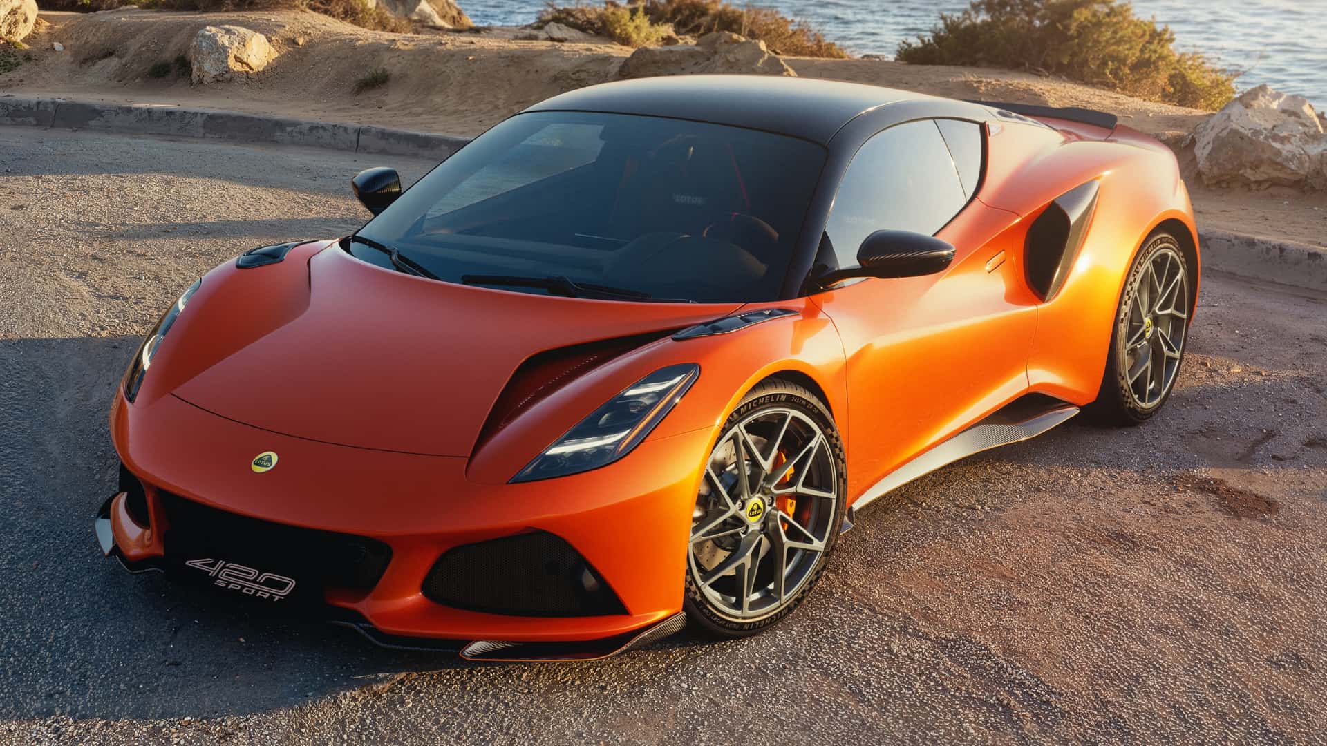 Lotus Emira 420 Sport: потужність і зменшена вага для динамічного водіння