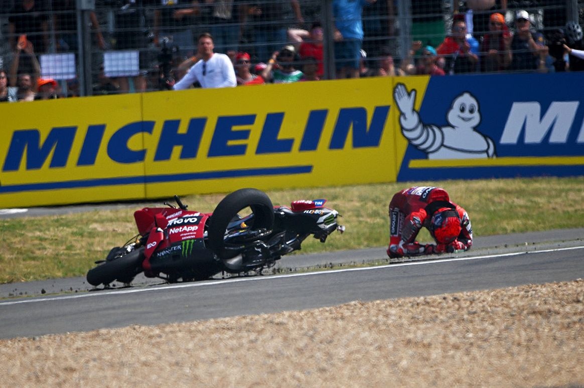 Марк Маркез та його труднощі після падіння на MotoGP в Ле Мані: “Я змагаюся з однією з половиною руками”