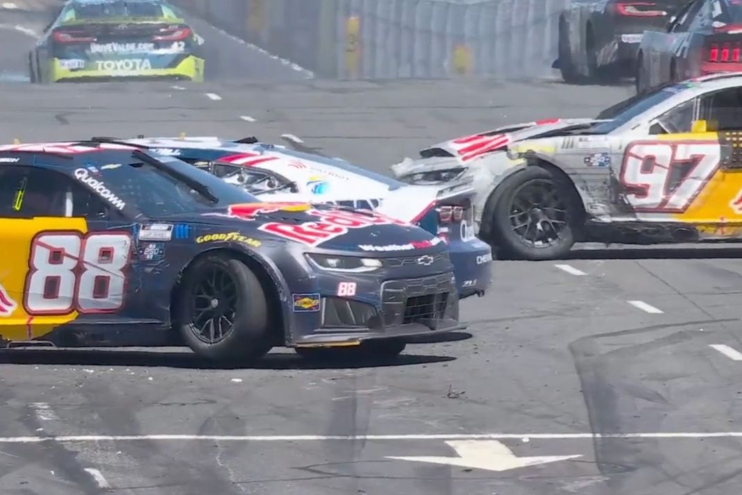 Грандіозний завал на перезапуску NASCAR у Сан-Дієго стався за участю Шейна ван Гісбергена та Зіліша