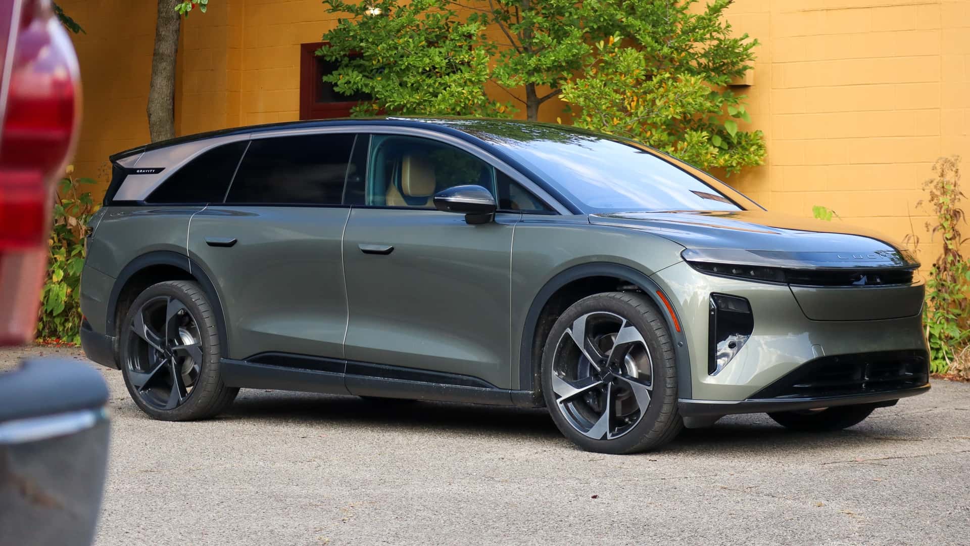 Lucid скорочує 18% працівників та зменшує виробництво на заводі в Арізоні