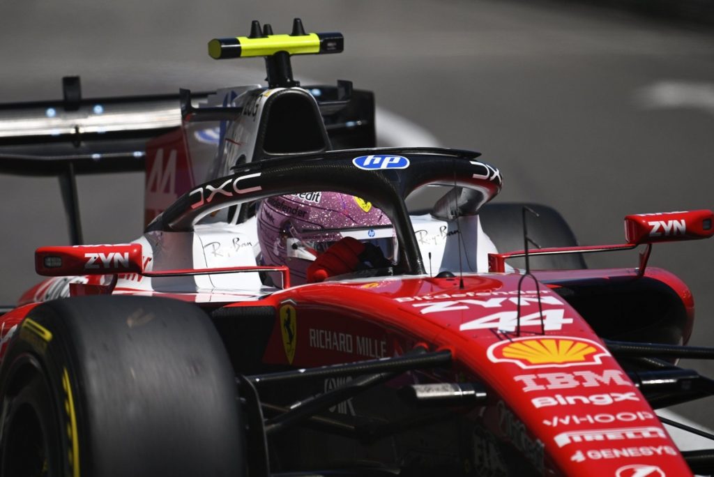 Льюіс Хемілтон шокує фанатів Ф1 яскравим рожевим шоломом Ferrari на Гран-прі Монако