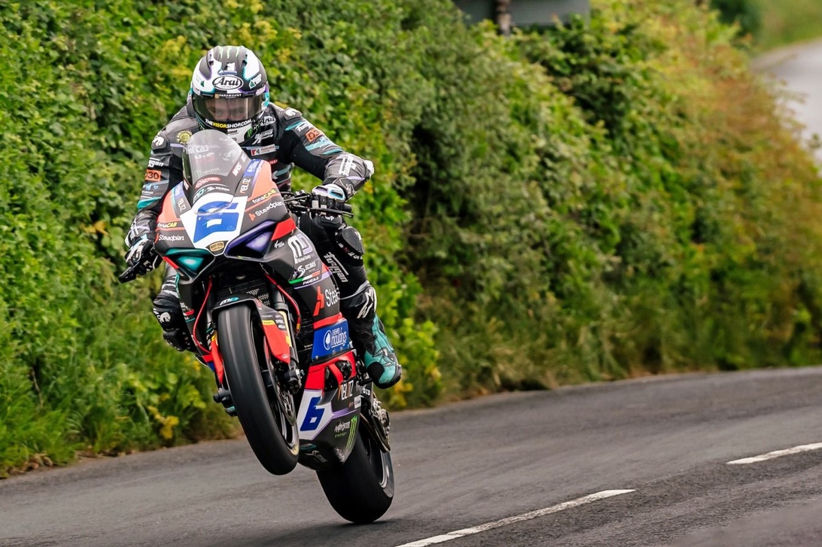 Майкл Данлоп здобуває дев'яту поспіль перемогу на Isle of Man TT у класі Supersport