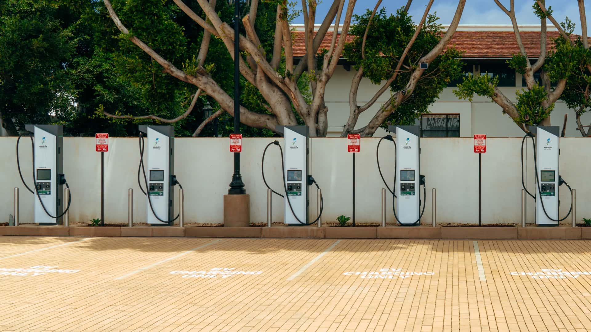 Нові зарядні станції Electrify America: швидше, більші, кращі