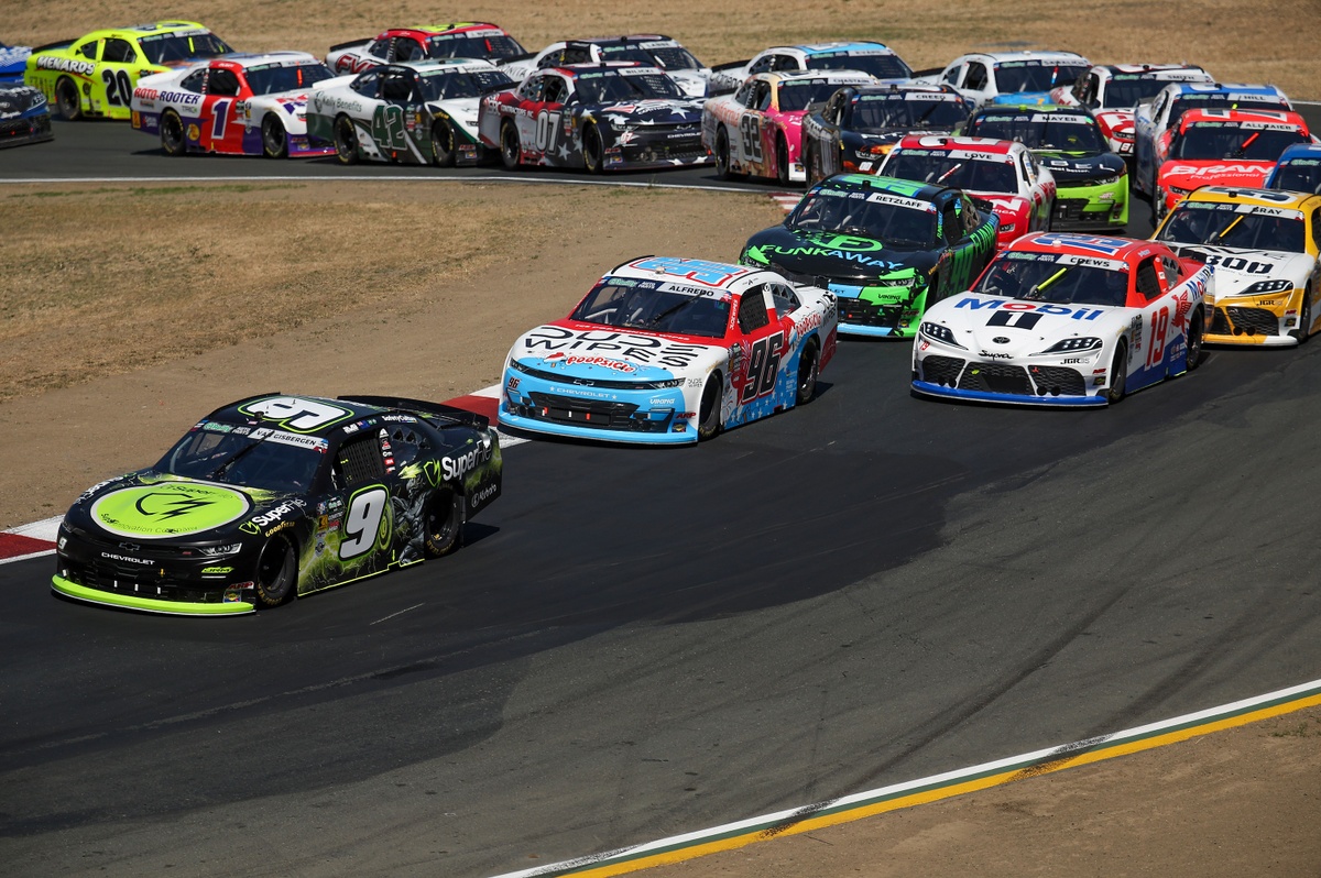 Шейн ван Гісберген святкує впевнену перемогу на NASCAR O’Reilly у Сономі