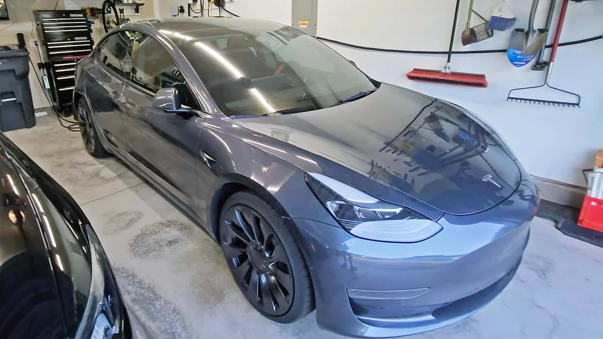 Додаток виявив деградацію батареї Tesla, авто повідомило про ще гірший стан