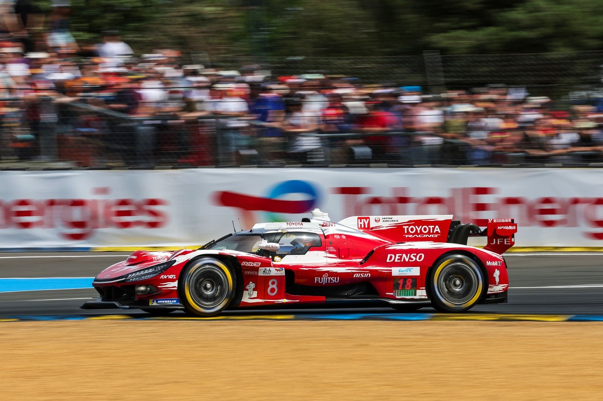 Toyota зміцнює лідерство над BMW у вечірній гонці Le Mans 24h