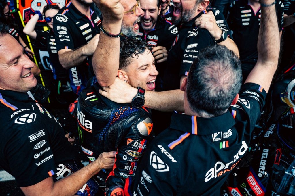 Aprilia підтримує Марко Беццеккі після виходу з німецького ГП