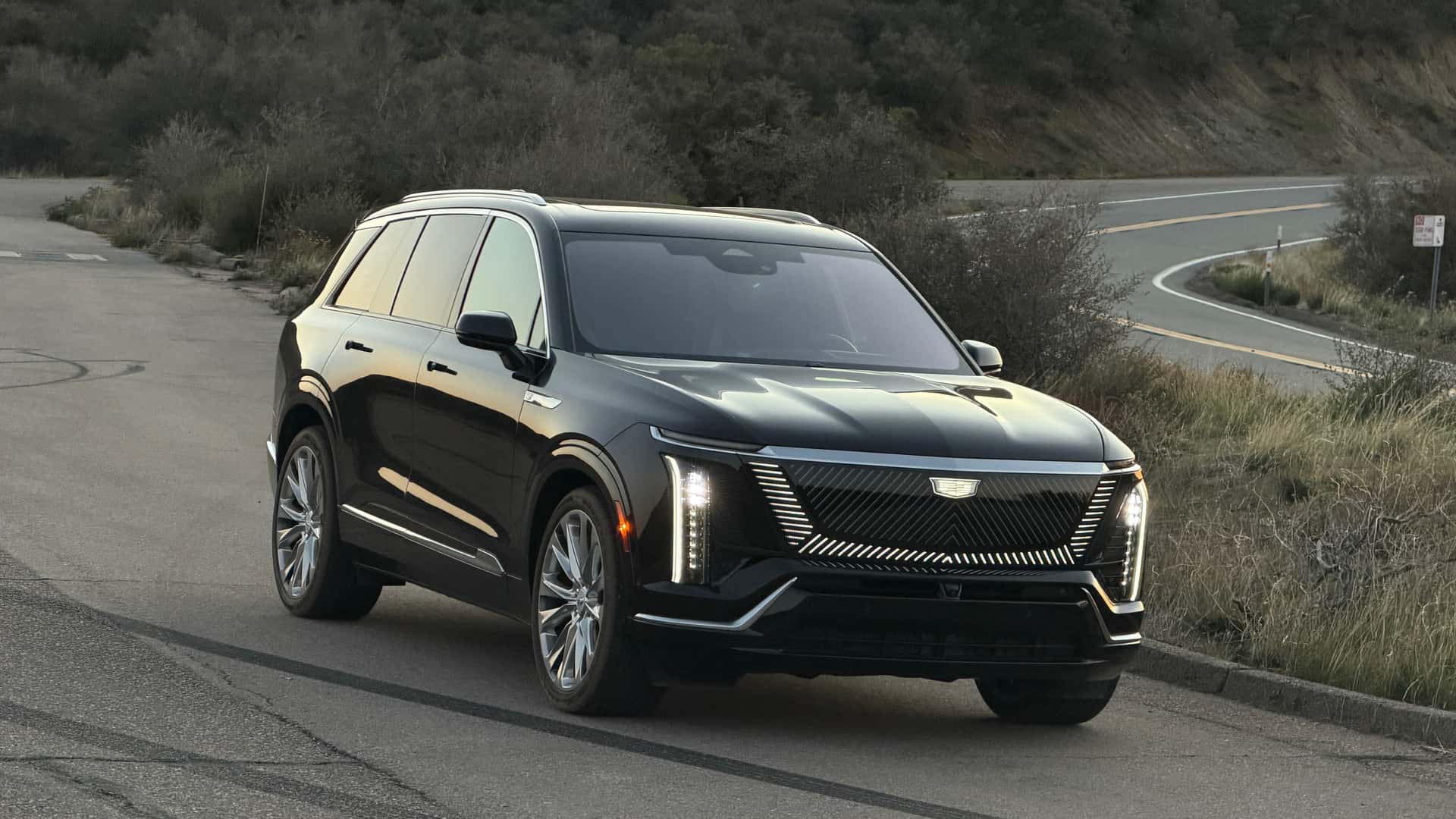 Cadillac відкликає 14,000 Vistiq EV через ризик для дітей