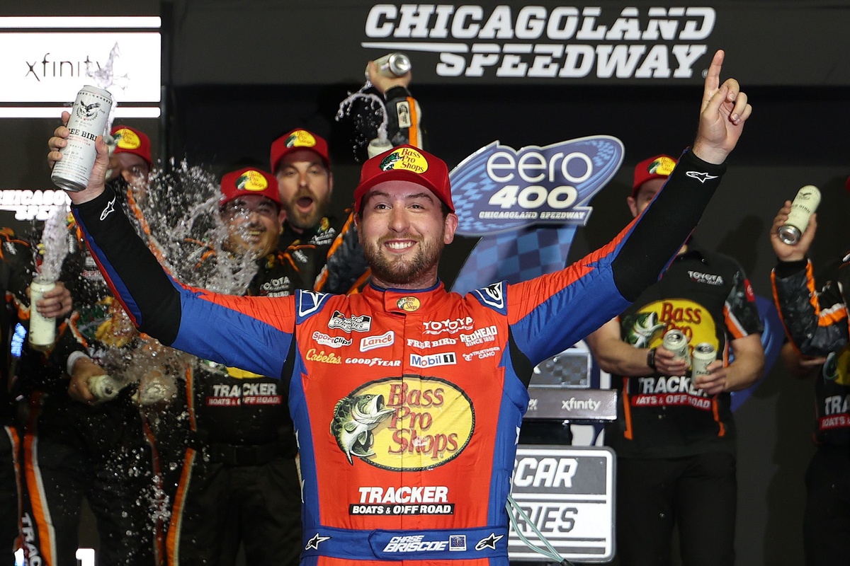 Чейс Бріско перемагає на гонці NASCAR Cup у Чикаголенді з результатом JGR 1-2-3