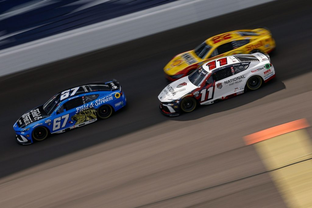 Denny Hamlin вказує на командний момент, який позбавив його перемоги на Brickyard 400