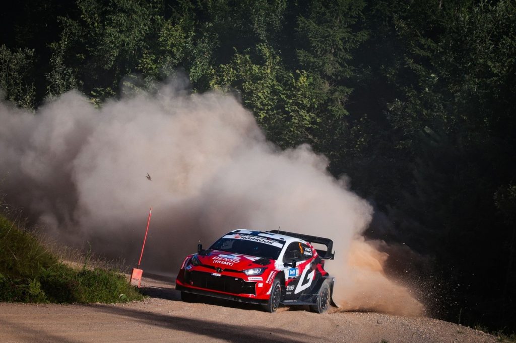 Самі Паярі очолює WRC Естонії після бездоганного виступу в п'ятницю