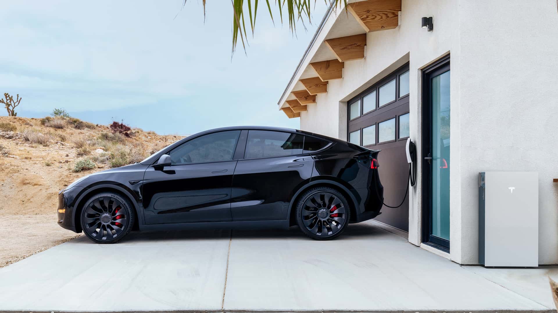 Крадіжка цілих вантажівок з батареями Tesla триває