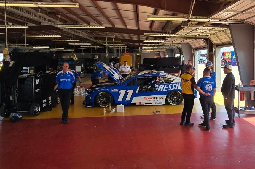 Denny Hamlin відправлений в кінець стартового поля на Iowa через проблеми з гальмами в командах Toyota
