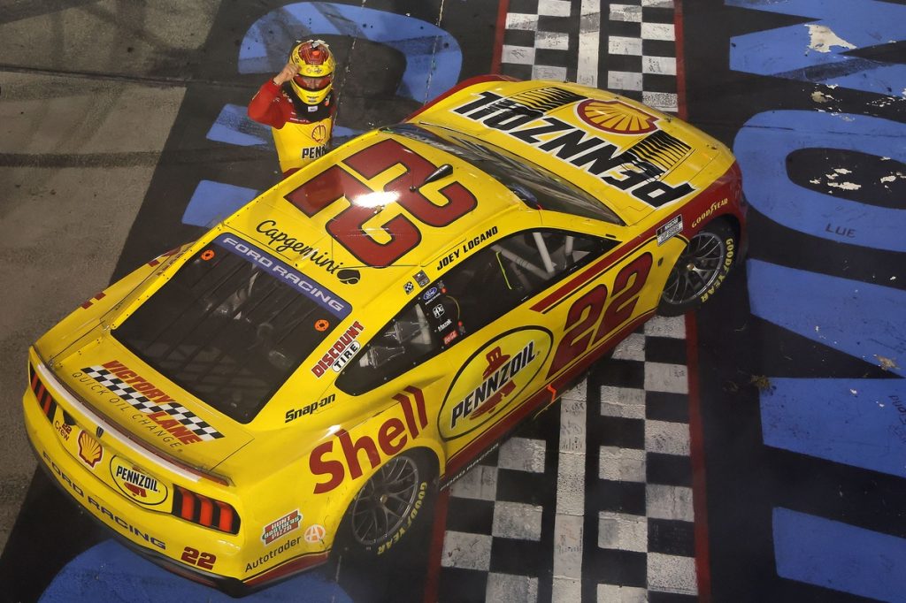 Джої Логано виграє гонку NASCAR Cup у Річмонді, обігнавши Чейза Бріско