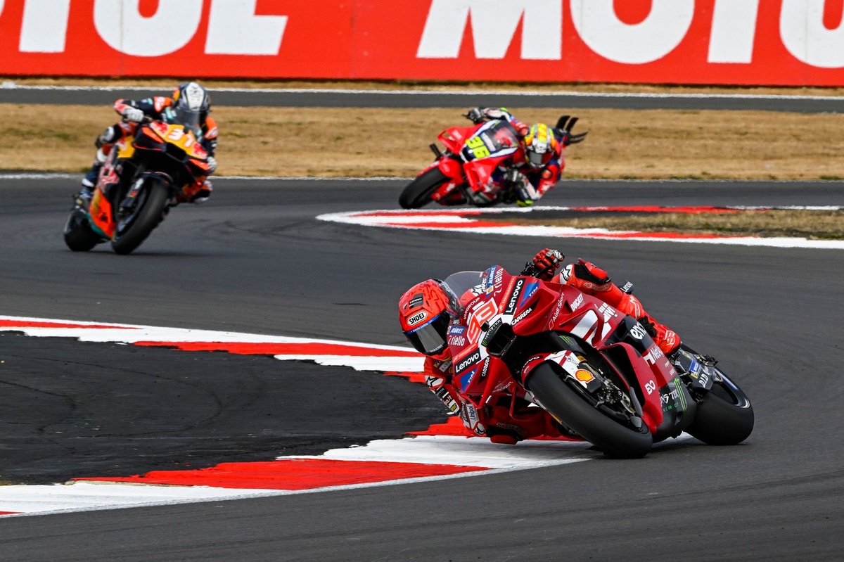 Інвестиції та еволюція у MotoGP: думка Карлоса Еспелети