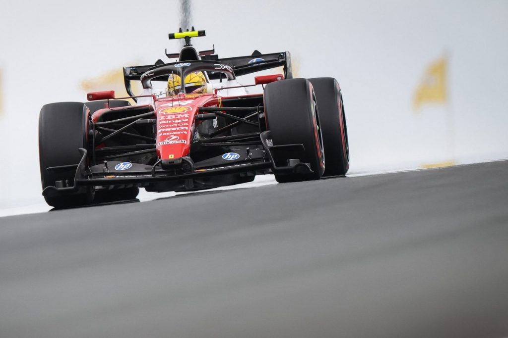 Льюіс Хемілтон задоволений Ferrari після важкого п'ятниці