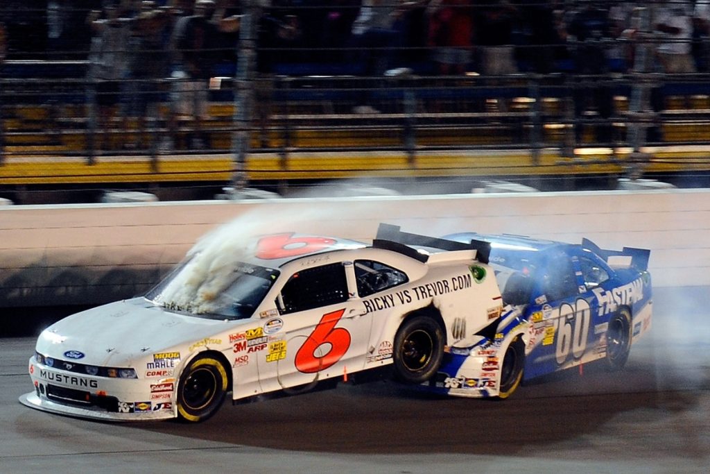 Незабутній фініш однієї з найдивніших гонок в історії NASCAR на Айові