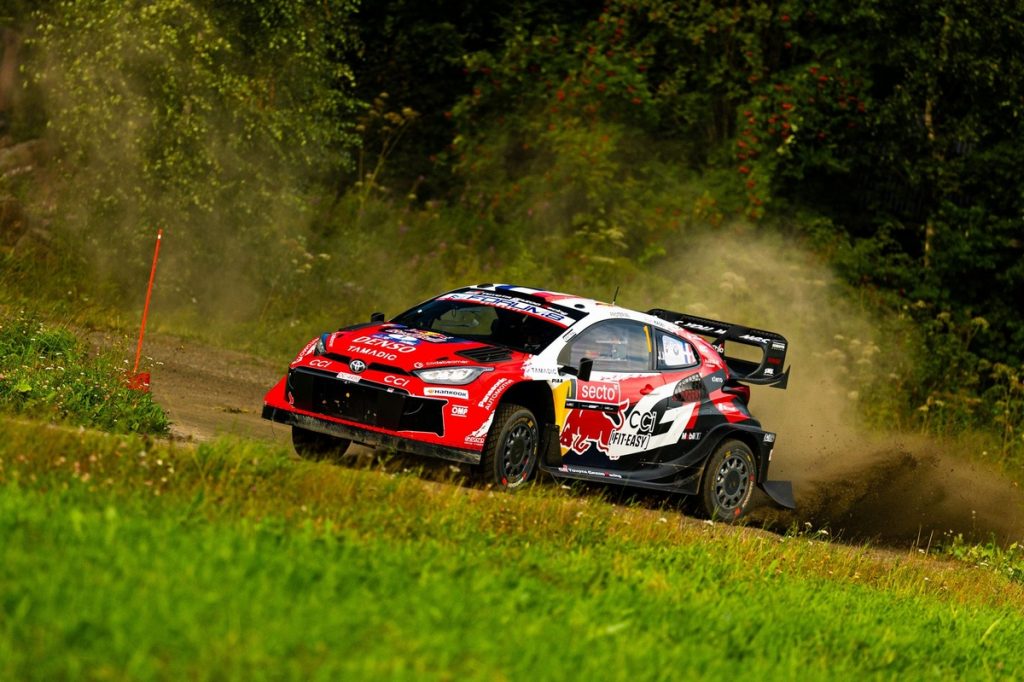 Себастьєн Ож'є лідирує на WRC Фінляндія під час сильного дощу