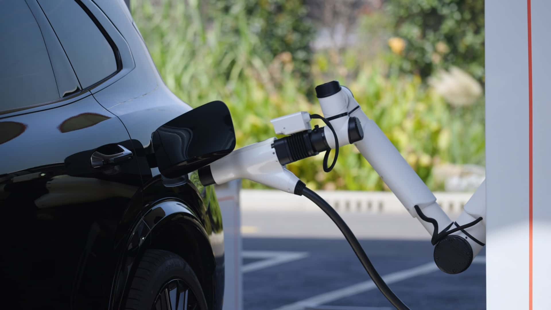 Geely розробила технологію для зарядки електромобіля менше ніж за 9 хвилин