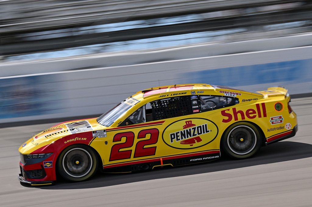 Joey Logano вражає величезним колом на старті NASCAR Cup Gateway