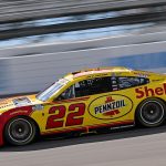 Joey Logano вражає величезним колом на старті NASCAR Cup Gateway