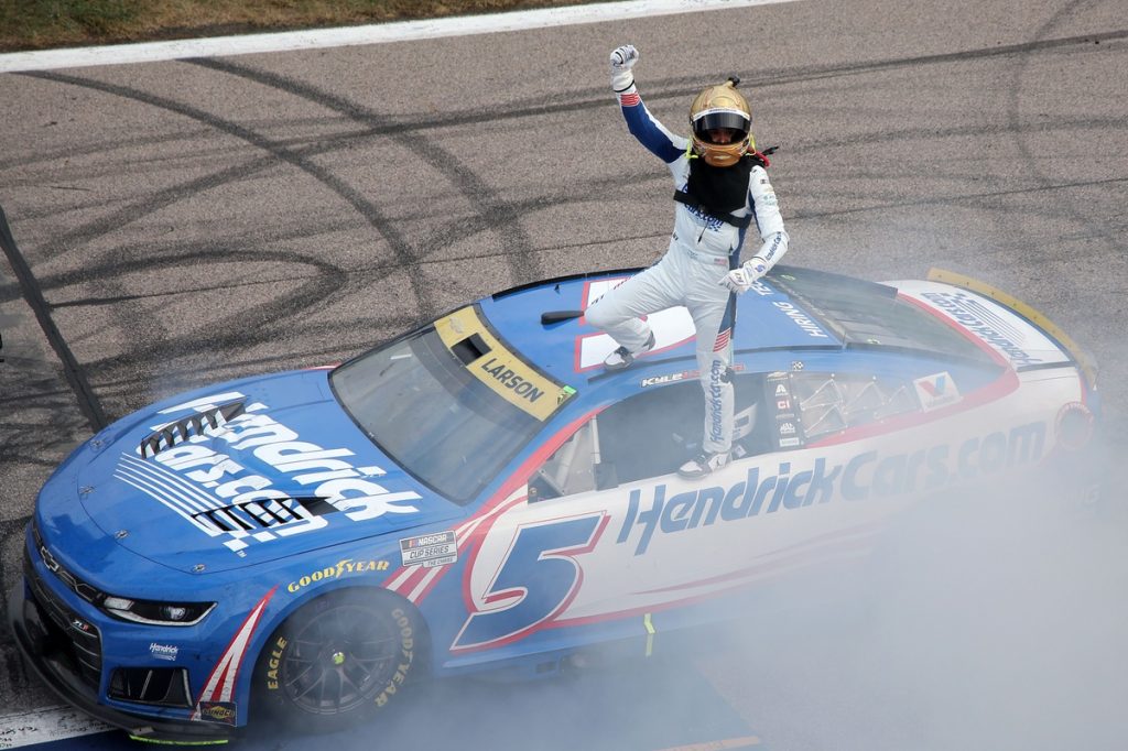 Kyle Larson встановлює рекорд, здобуваючи максимальні очки на гонці NASCAR у Канзасі