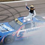 Kyle Larson встановлює рекорд, здобуваючи максимальні очки на гонці NASCAR у Канзасі