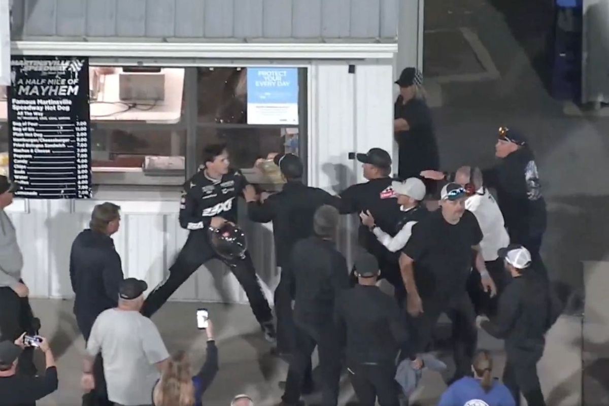 NASCAR безстроково відсторонює Чада Брайанта та ще одного члена команди через бійку з Кореєм Хаймом