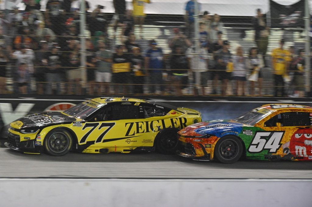 NASCAR розглядає інцидент з Тайом Гіббсом через кинутий водяний пляшки під час бійки у Бристолі