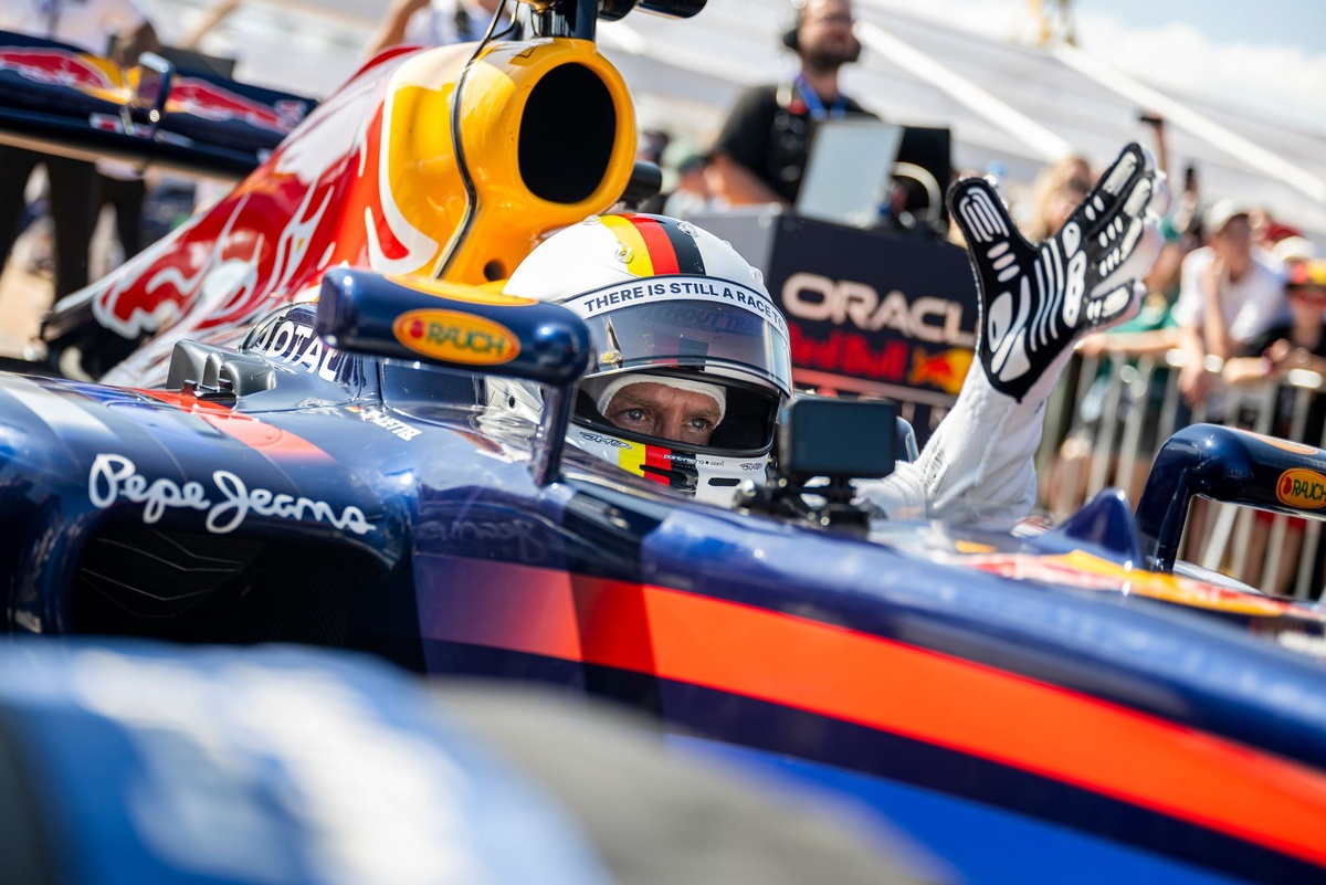 Чемпіон світу F1 серед гонщиків на першому керівництві Race Of Champions у Новій Зеландії
