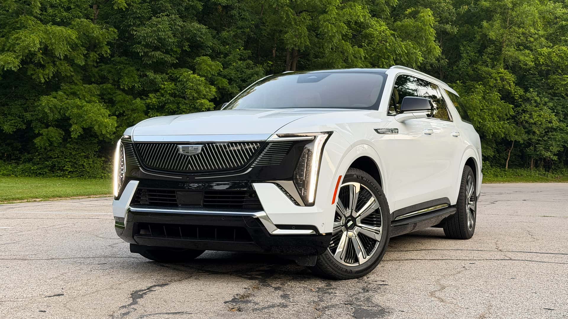 Cadillac Escalade IQ 2027: новітній зарядний порт NACS для швидшої домашньої зарядки
