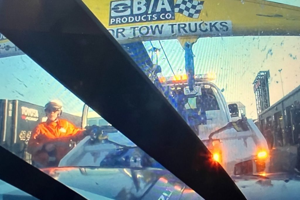 Carson Hocevar дякує водію евакуатора за порятунок його гонки на Talladega