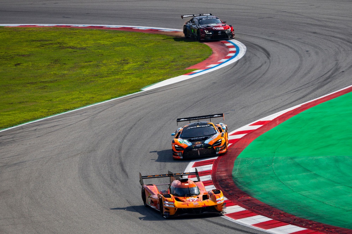 Genesis здобуває першу поул-позицію на WEC в Барселоні у боротьбі з Toyota