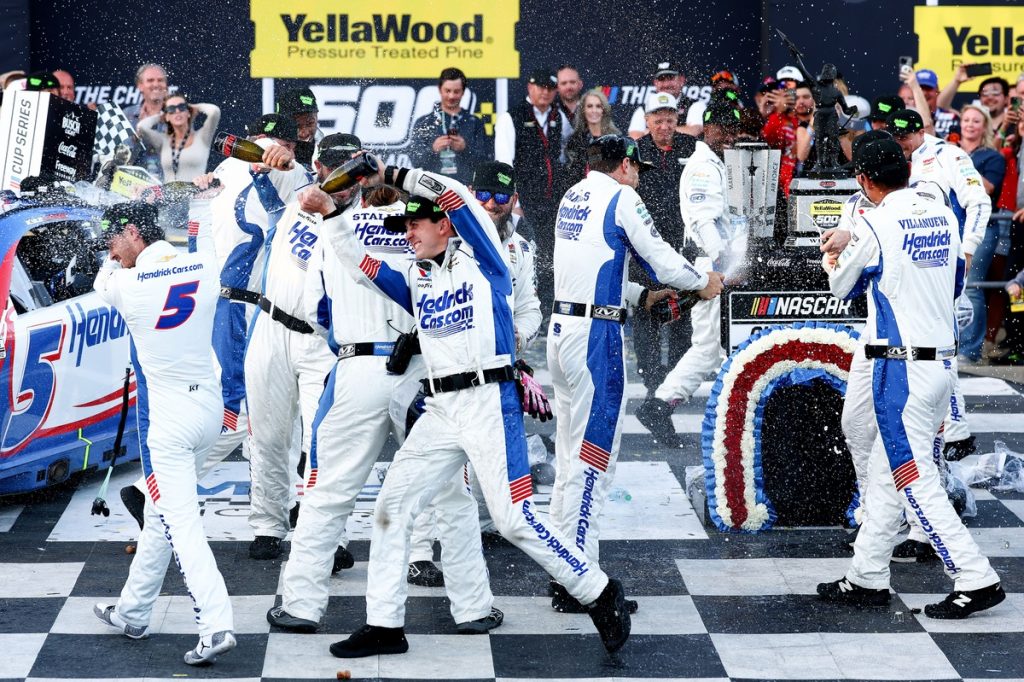 Кайл Ларсон практично забезпечив собі чемпіонство в NASCAR завдяки перемозі в Дейтона