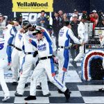 Кайл Ларсон практично забезпечив собі чемпіонство в NASCAR завдяки перемозі в Дейтона