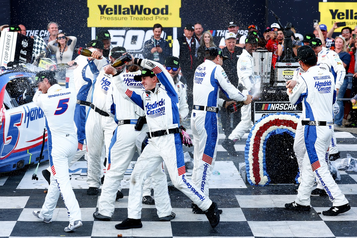 Кайл Ларсон майже забезпечив собі титул чемпіона NASCAR завдяки перемозі на Деґа