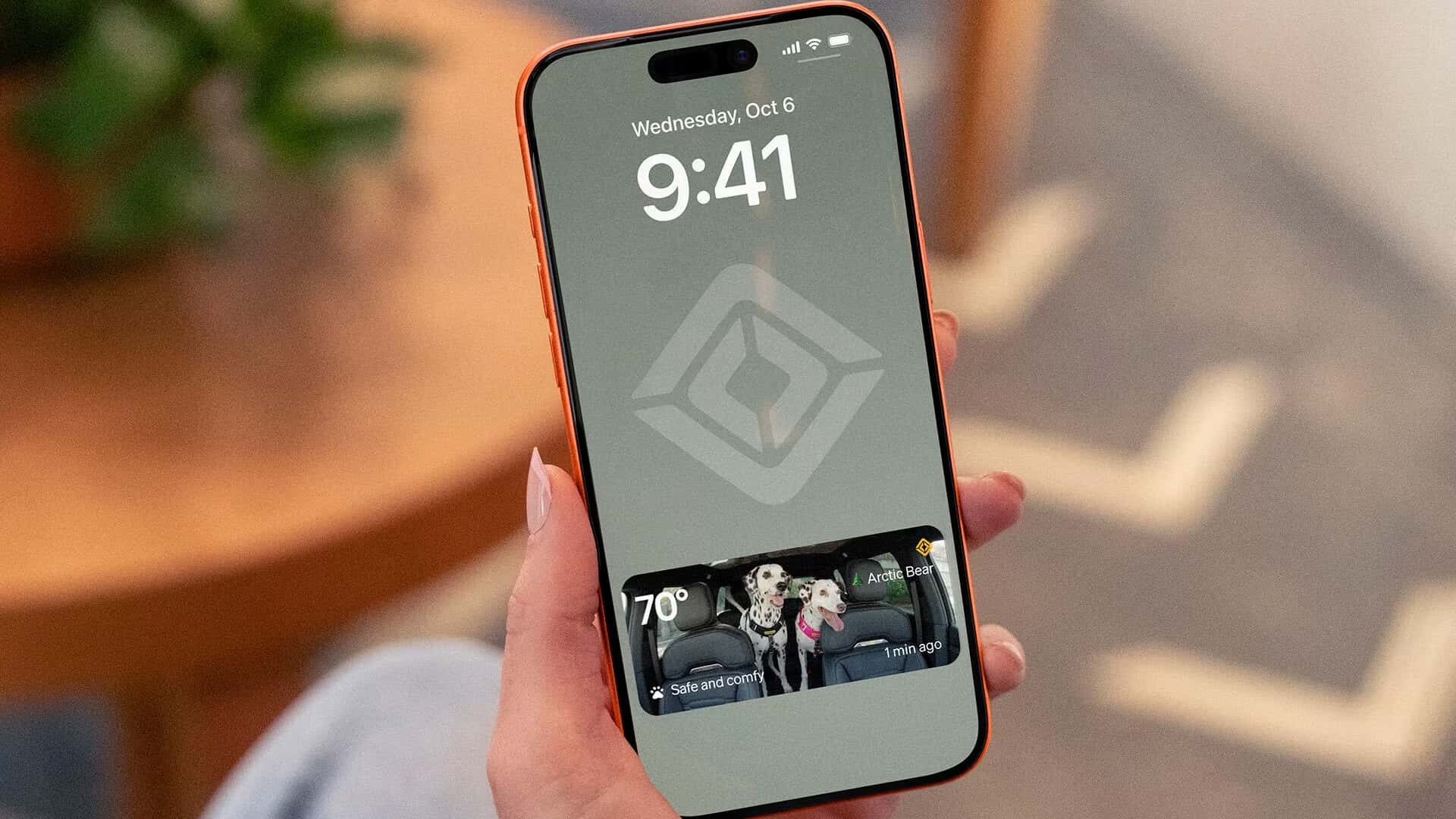 Нова функція “Pet Mode” у Rivian R2 дозволяє стежити за вашим песиком