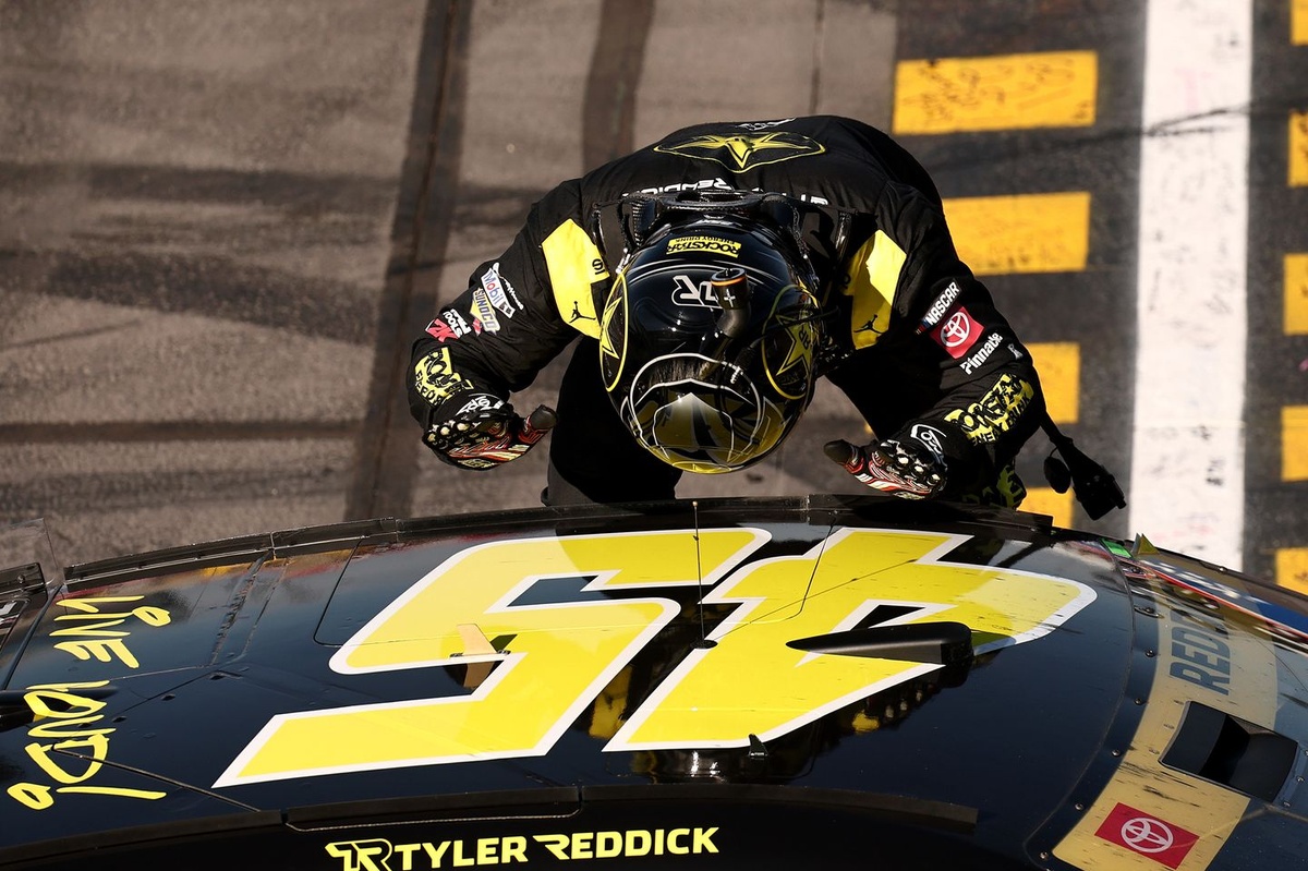 Тайлер Реддік виграє драматичну гонку NASCAR у Фініксі на фоні аварії Кайла Ларсона