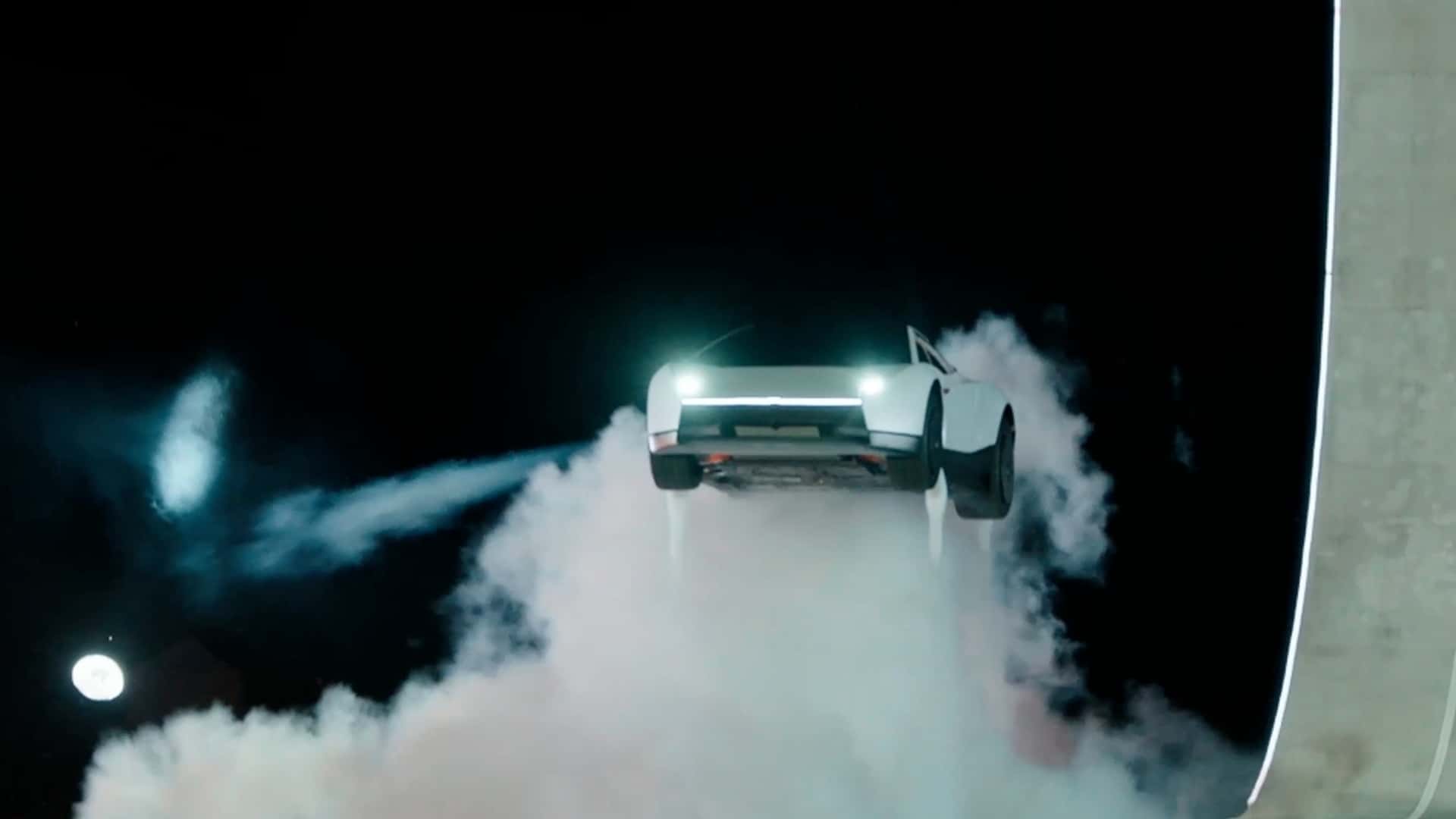 Ефектна демонстрація перевернутого польоту Tesla Roadster
